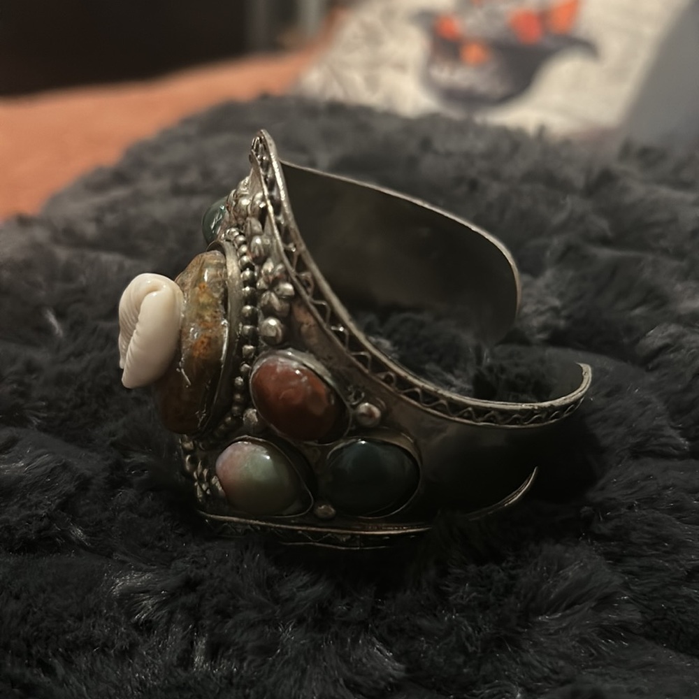Adjustable bracelet with rocks